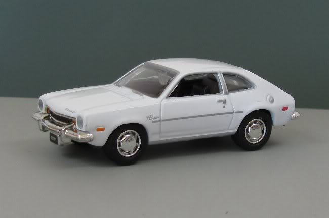 Ford Pinto branco - automóvel do experimento de Zimbardo que originou a Teoria das Janelas Quebradas