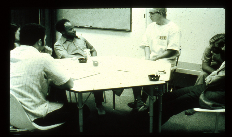 Foto do experimento da prisão de Stanford